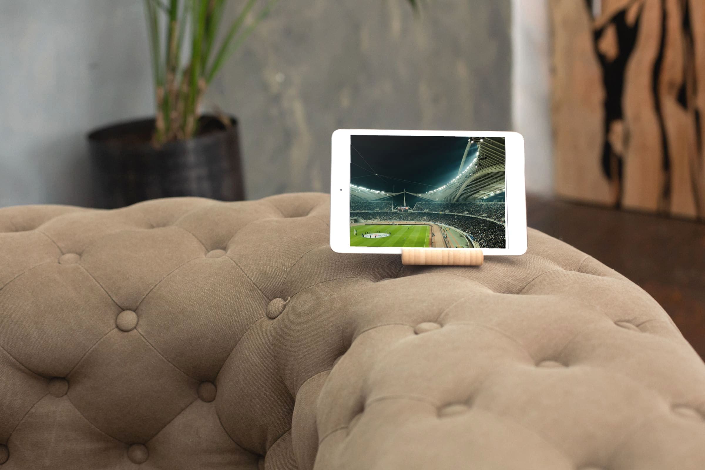Smart TV murale affichant l’écran d’accueil d’une application de streaming avec des rangées de visuels de programmes