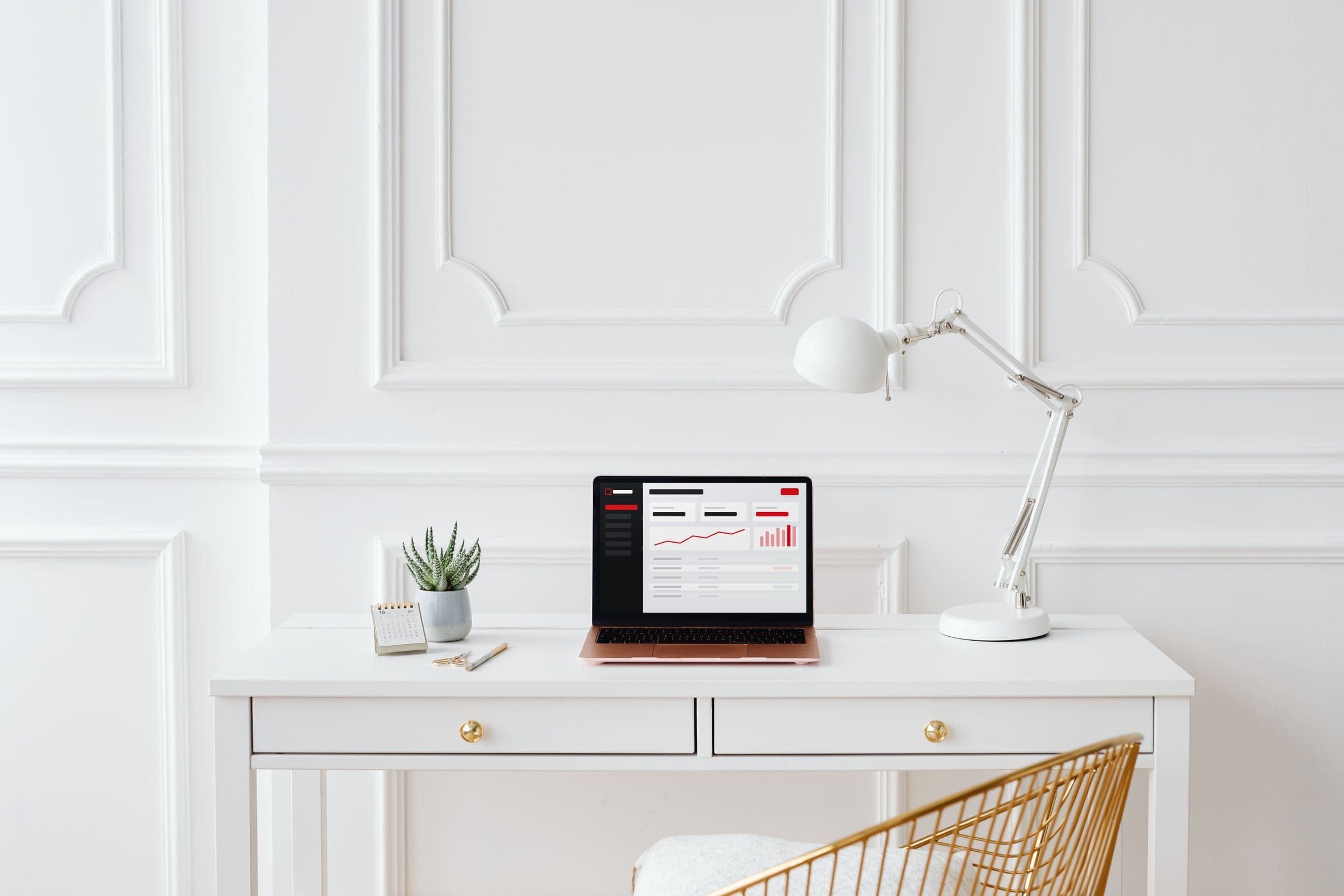 Ordinateur portable sur un bureau blanc affichant un tableau de bord revendeur